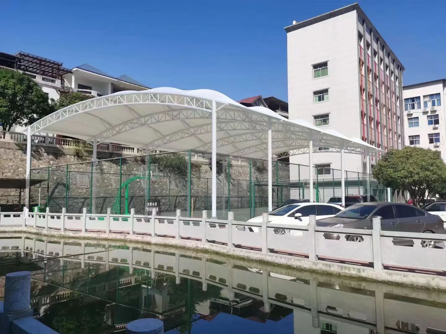 贵州安龙园区停车棚总在漏水生锈？源头膜结构厂家：按本地气候选材，避开三大坑